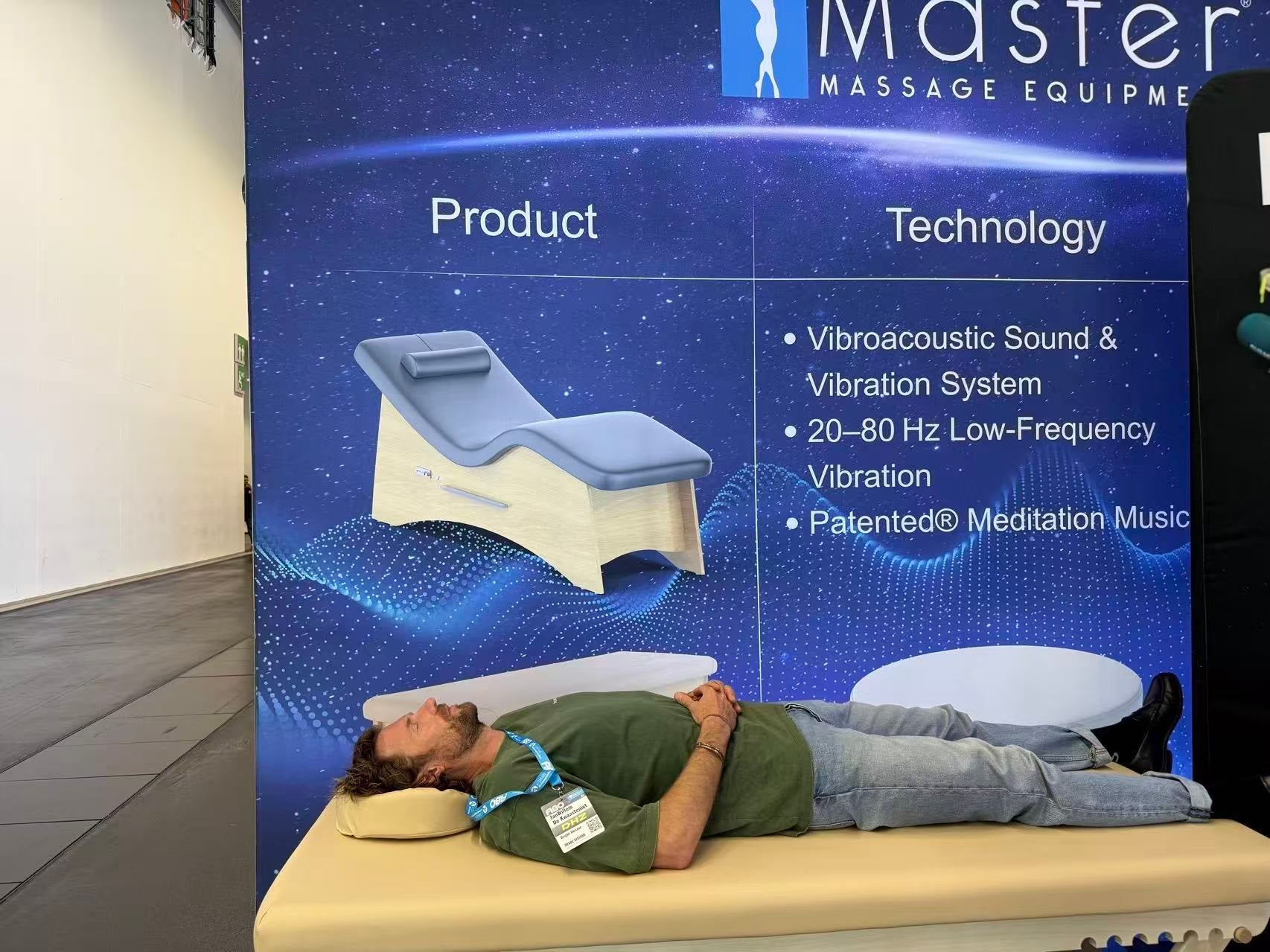 Hisooth professional-soundhealing-recovery-equipment-Visitors experiencing Hisooth vibroacoustic massage table at international wellness exhibitions