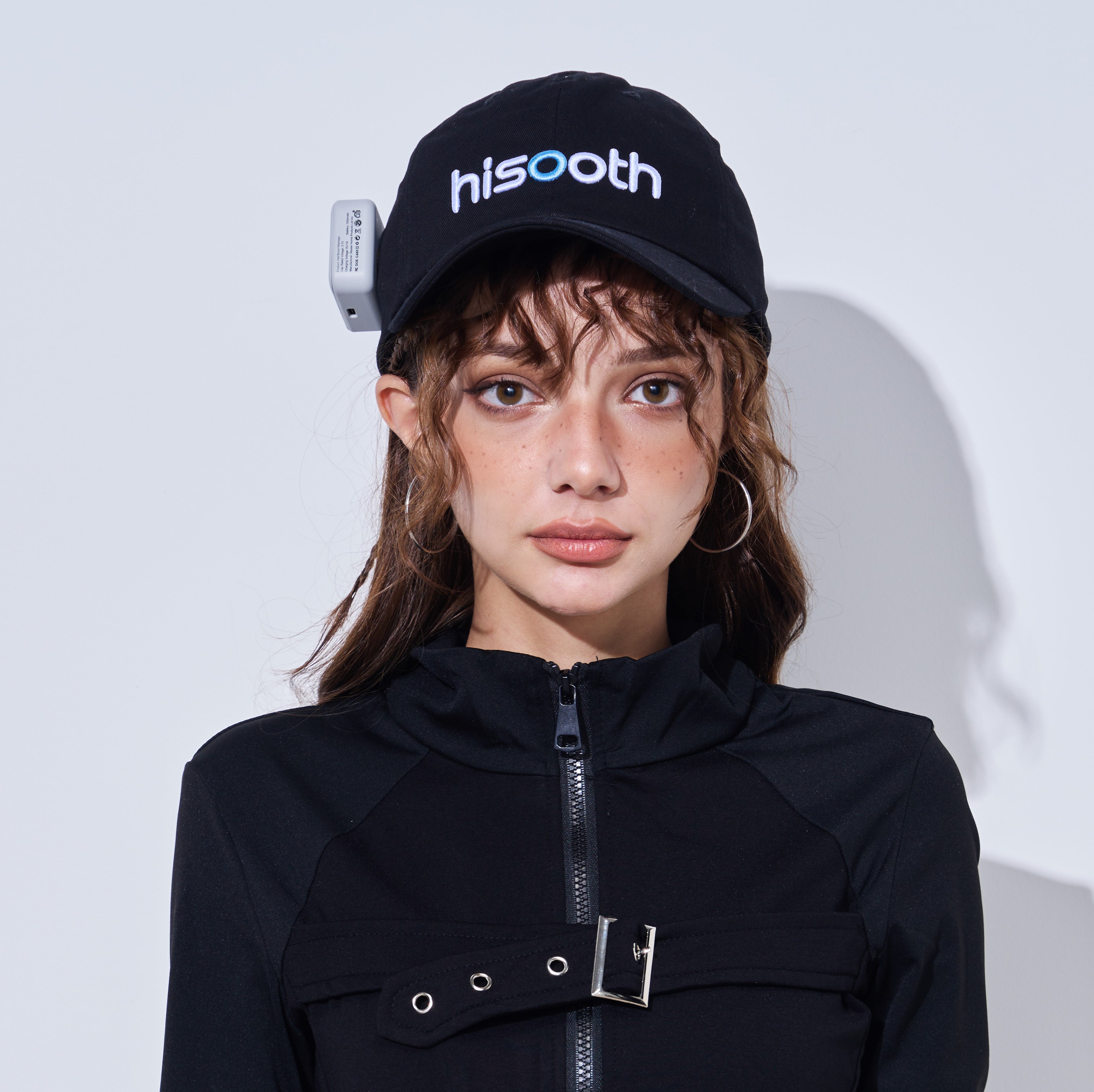 The H3 massager is lighter than helmet-style massagers and is equipped with a wireless lithium battery.